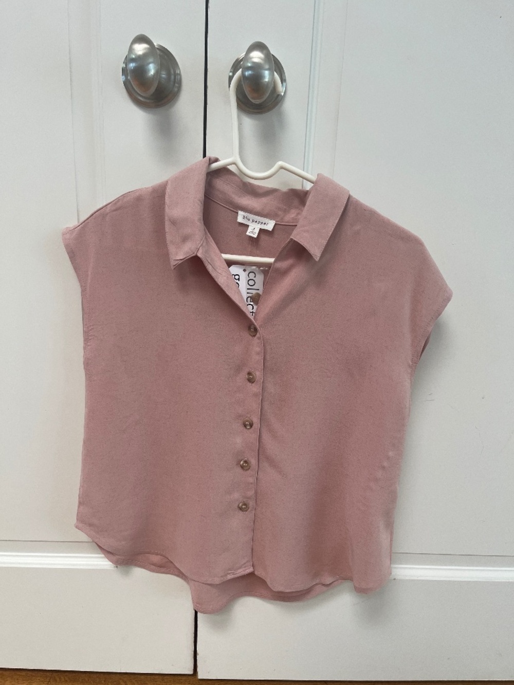 Beautiful, nwt, dusty pink, cap sleeve button up blouse.Blue Pepper, S